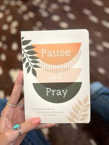 Pause and Pray :180 Encouraging Devotional Prayers for Women